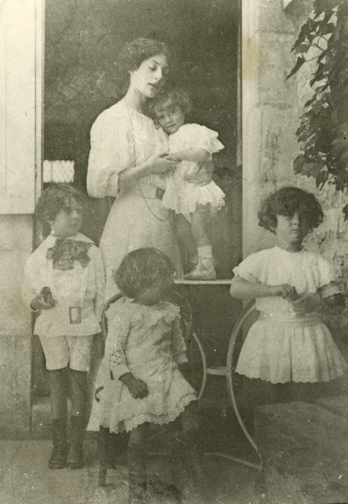 母に抱かれる幼いマリアンヌ【撮影時期不明】